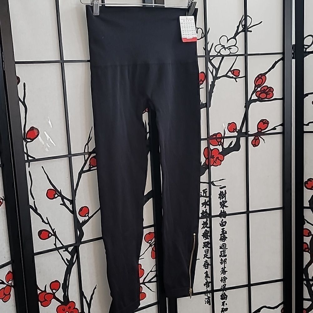 Spanx Look At Me Now Seamless Side Zip Leggings. - Picture 3 of 10